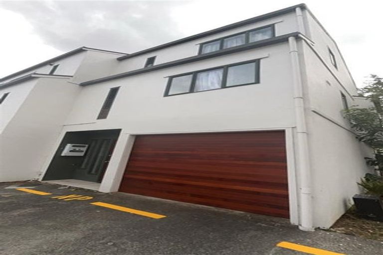 Photo of property in Lynn Park Terrace, 1/12 Ambrico Place, New Lynn, Auckland, 0600