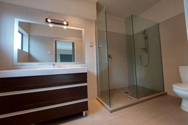 Photo of property in 16h Lincoln Road, Henderson, Auckland, 0610