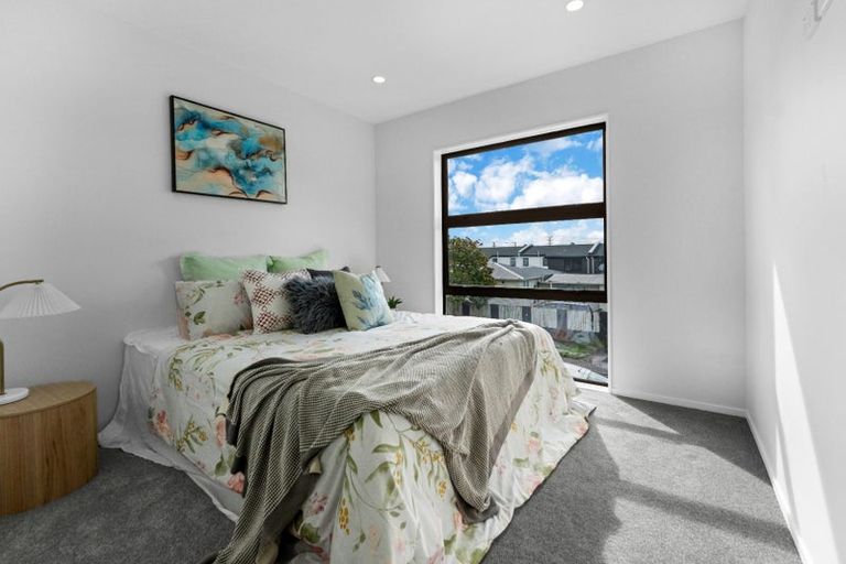 Photo of property in 8/1 Benita Place, Sunnyvale, Auckland, 0612