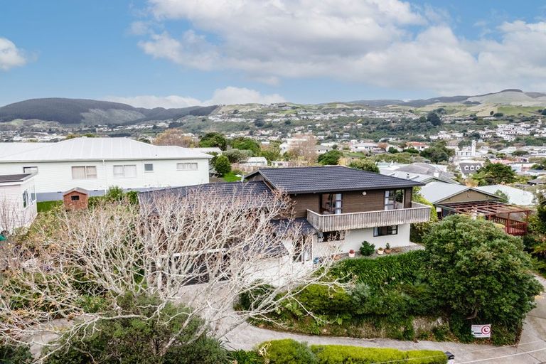 Photo of property in 16 Romney Square, Tawa, Wellington, 5028