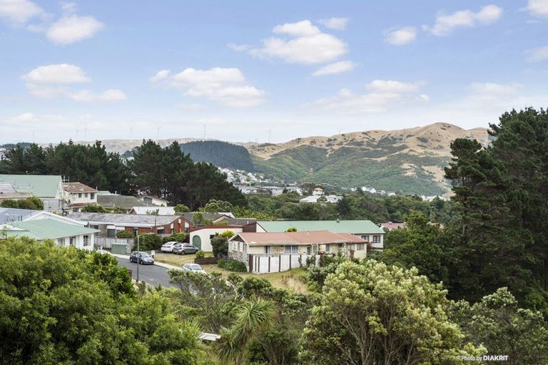 Photo of property in 5 Pimlico Place, Newlands, Wellington, 6037