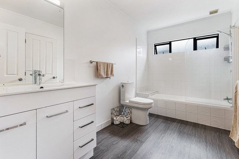 Photo of property in 9/17 Neta Grove, Henderson, Auckland, 0612