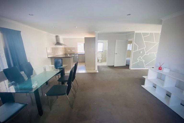 Photo of property in 16 Andover Way, Goodwood Heights, Auckland, 2105