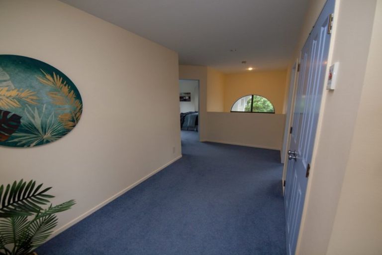 Photo of property in 33 Amesbury Drive, Churton Park, Wellington, 6037