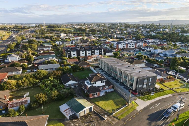 Photo of property in 2 Toru Street, Te Atatu Peninsula, Auckland, 0610