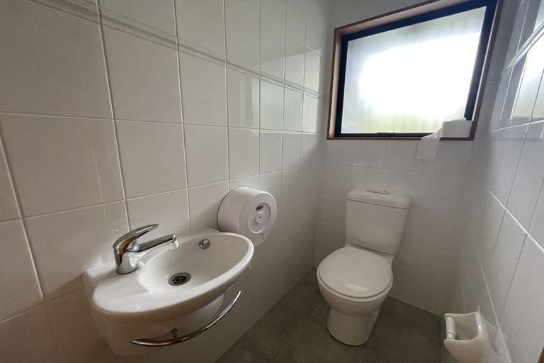 Photo of property in 1 Calypso Place, Rothesay Bay, Auckland, 0630