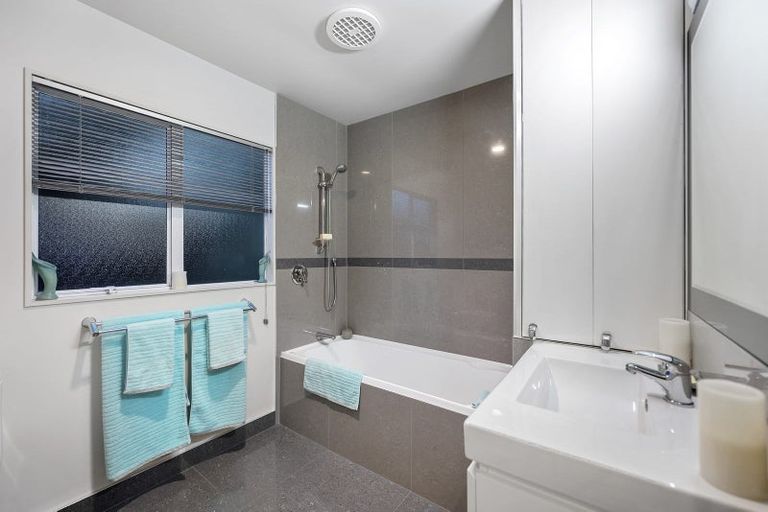 Photo of property in 2/37 Newhaven Terrace, Mairangi Bay, Auckland, 0630