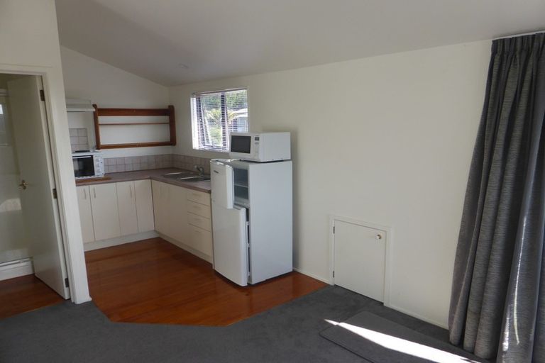 Photo of property in 33 John Dee Crescent, Red Beach, 0932