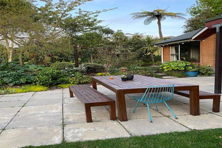 Photo of property in 2 Vista Place, Kawaha Point, Rotorua, 3010