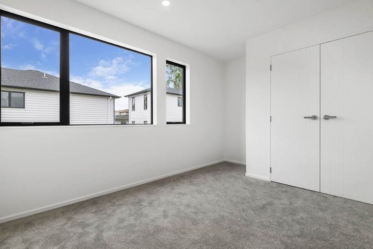 Photo of property in 5/94 Godley Road, Green Bay, Auckland, 0604