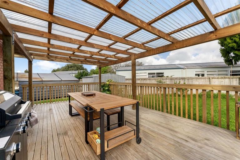 Photo of property in 9 Gwendoline Avenue, Te Atatu Peninsula, Auckland, 0610