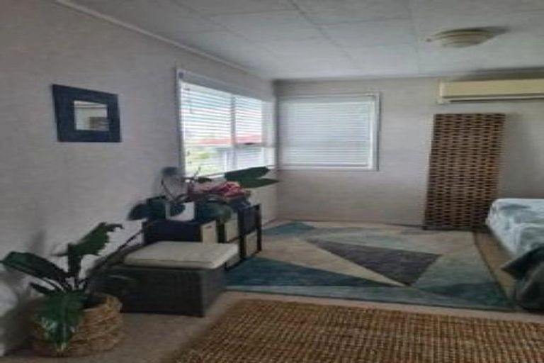 Photo of property in 8 Pahi Place, West Harbour, Auckland, 0618