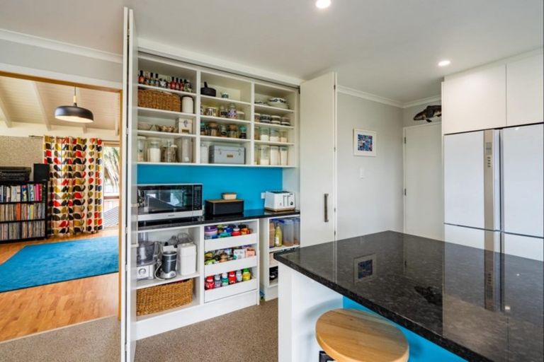 Photo of property in 3 Walton Road, Paraparaumu Beach, Paraparaumu, 5032