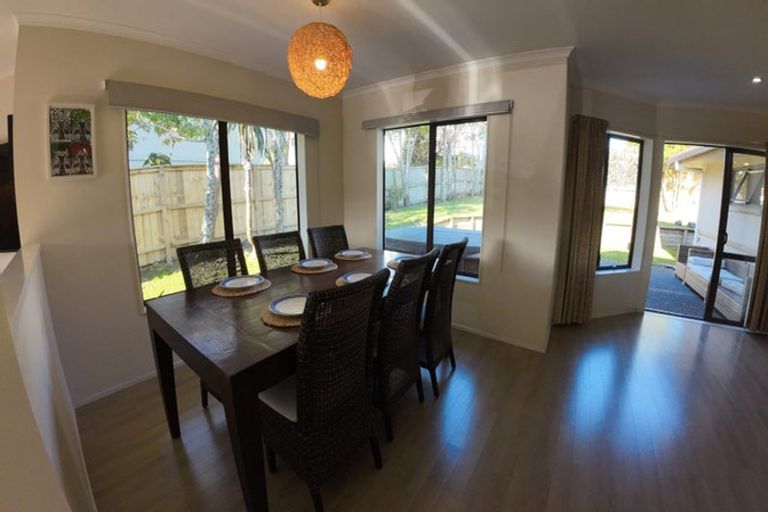 Photo of property in 5 Waimanu Bay Drive, Te Atatu Peninsula, Auckland, 0610
