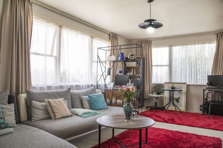 Photo of property in 102 Bond Crescent, Forrest Hill, Auckland, 0620