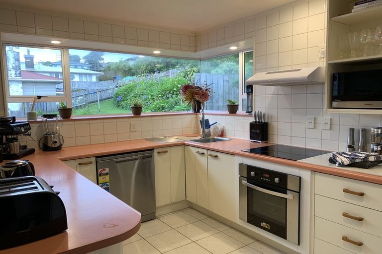 Photo of property in 4 Barclay Street, Newlands, Wellington, 6037