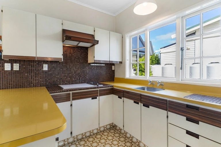 Photo of property in 1 Manor Place, Point Chevalier, Auckland, 1022