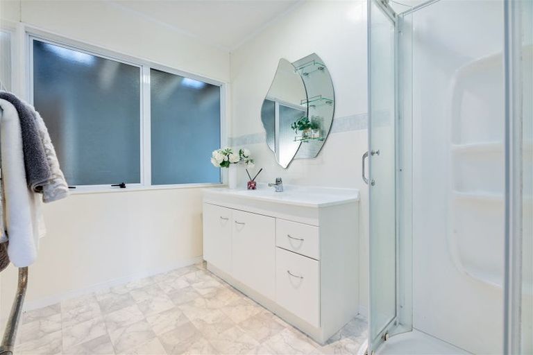 Photo of property in 43 Aldern Road, Massey, Auckland, 0614