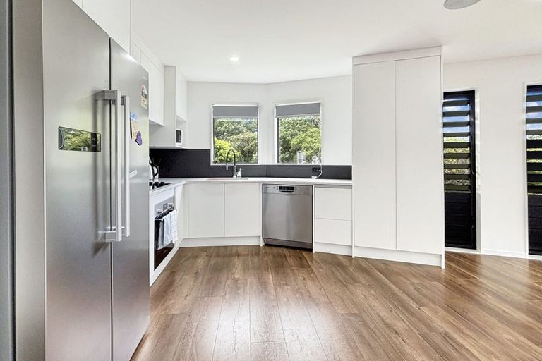 Photo of property in 2 Peterhouse Place, West Harbour, Auckland, 0618