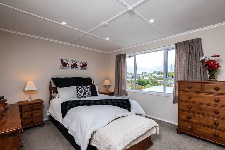 Photo of property in 19 Alder Place, Newlands, Wellington, 6037