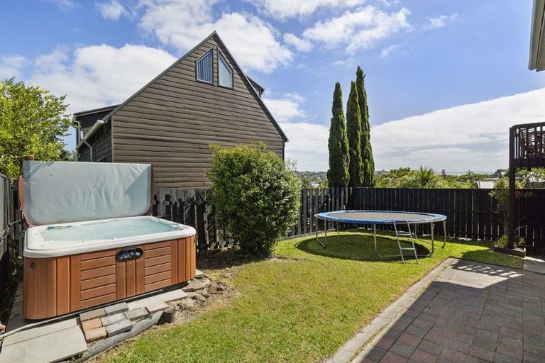 Photo of property in 1/870 Beach Road, Waiake, Auckland, 0630