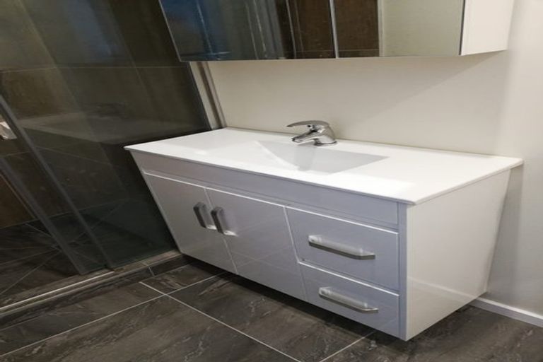 Photo of property in 3 Glen Marine Parade, Glendene, Auckland, 0602