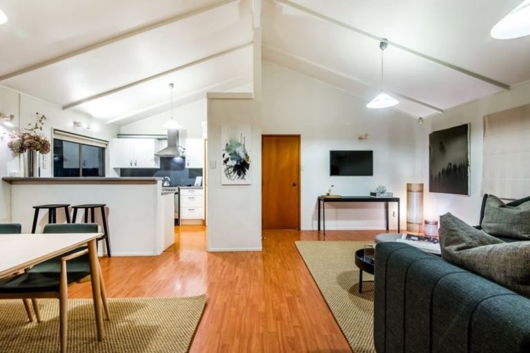 Photo of property in 2/17 Oliver Street, Point Chevalier, Auckland, 1022