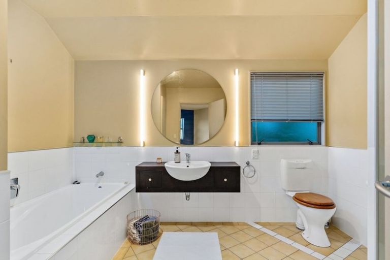 Photo of property in 9a Lupetti Rise, West Harbour, Auckland, 0618