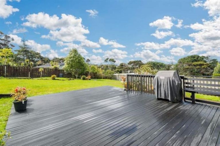 Photo of property in 34 Easton Park Parade, Glenfield, Auckland, 0629