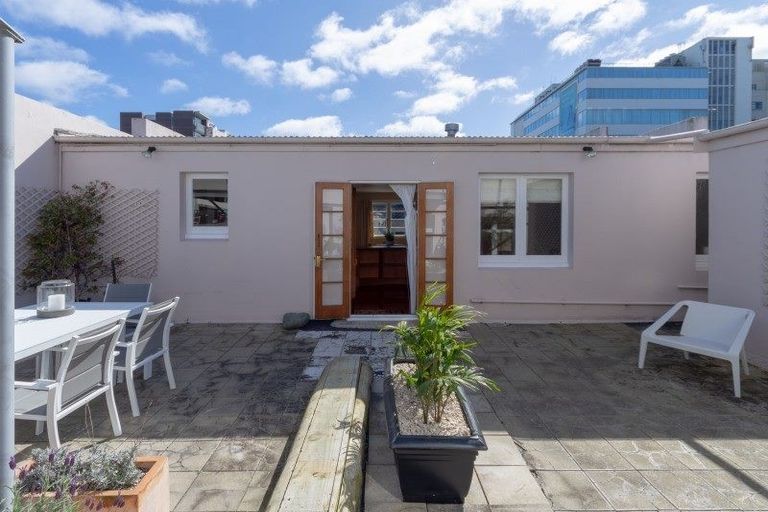 Photo of property in 1 Edge Hill, Mount Victoria, Wellington, 6011