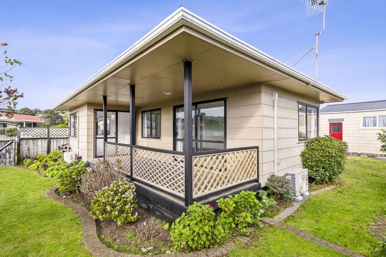 Photo of property in 99 Queens Road, Waikanae Beach, Waikanae, 5036