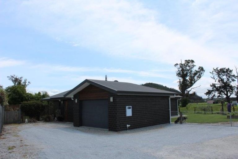 Photo of property in 11 Toiora Close, Takaka, 7110