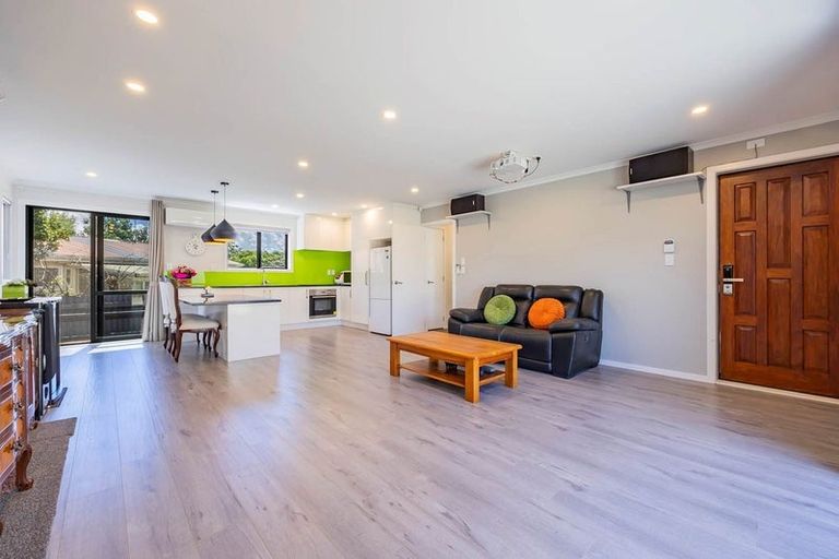 Photo of property in 52 Hobart Crescent, Wattle Downs, Auckland, 2103