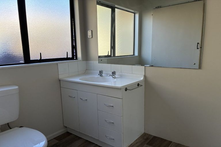 Photo of property in 5 Gregg Place, Sunnyvale, Auckland, 0612