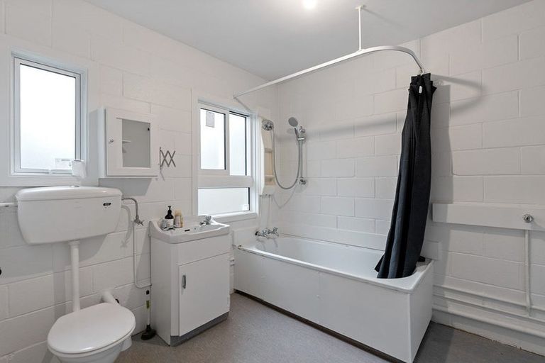 Photo of property in 175a Queens Drive, Lyall Bay, Wellington, 6022