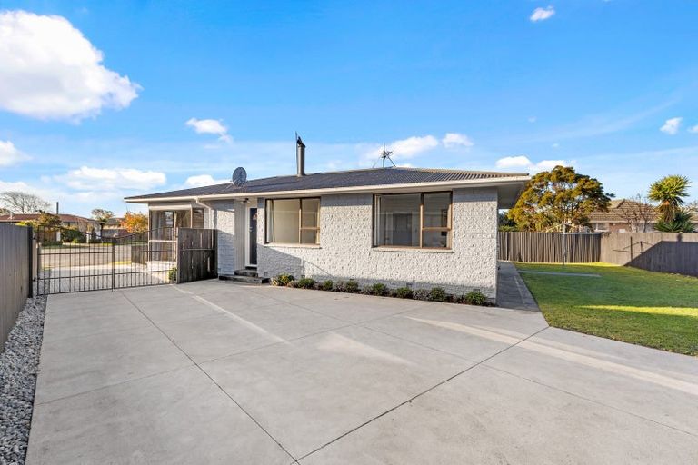Photo of property in 17 Rosanna Place, Aranui, Christchurch, 8061