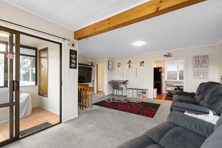 Photo of property in 63 Vodanovich Road, Te Atatu South, Auckland, 0610