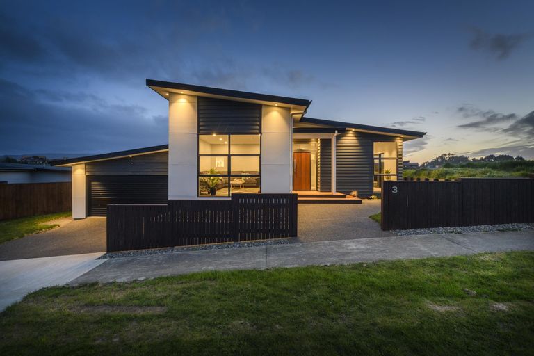 Photo of property in 3 Vaucluse Heights, Fitzherbert, Palmerston North, 4410