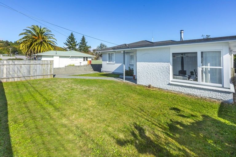 Photo of property in 21 Totara Park Road, Clouston Park, Upper Hutt, 5018