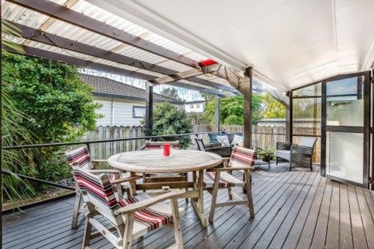 Photo of property in 2/44 Darren Crescent, Half Moon Bay, Auckland, 2012