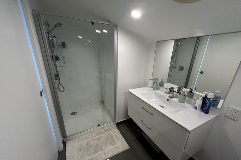 Photo of property in 5/15 Chivalry Road, Glenfield, Auckland, 0629