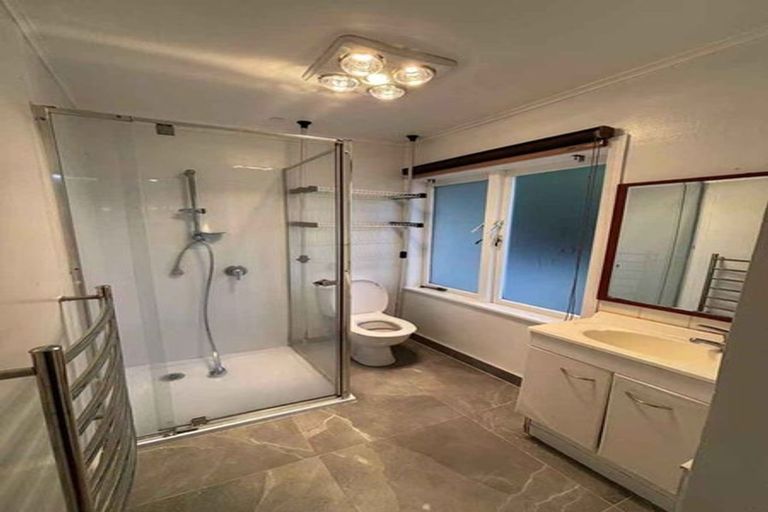 Photo of property in 1/56 Roberts Road, Glenfield, Auckland, 0629