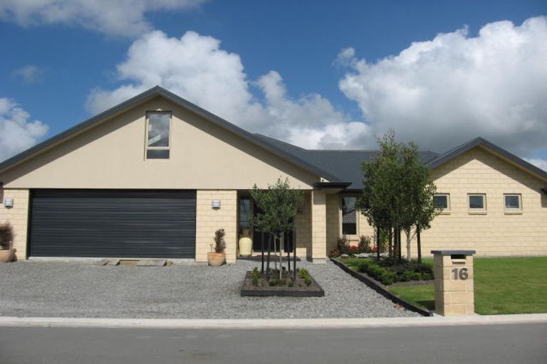 Photo of property in 16 Cathcart Crescent, Prebbleton, 7604