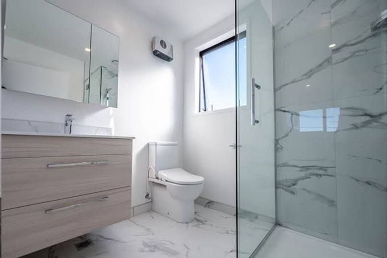 Photo of property in 4/17 Lowtherhurst Road, Massey, Auckland, 0614