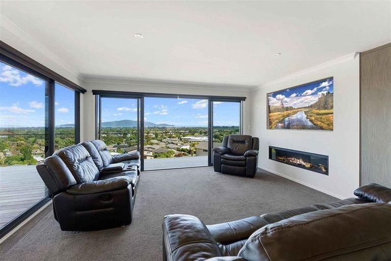 Photo of property in 95 Kakariki Grove, Waikanae, 5036