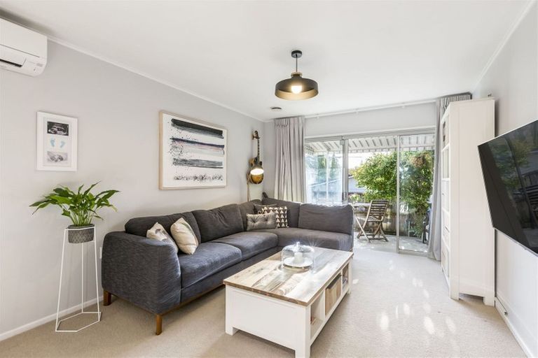 Photo of property in 3/11a Aratonga Avenue, Greenlane, Auckland, 1051