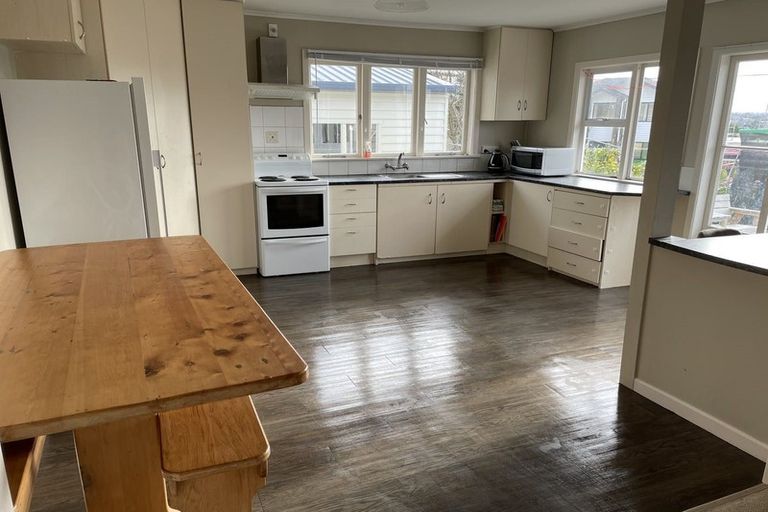 Photo of property in 31 Sunnyside Road, Sunnyvale, Auckland, 0612