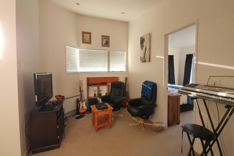 Photo of property in 21 Springwater Vale, Unsworth Heights, Auckland, 0632