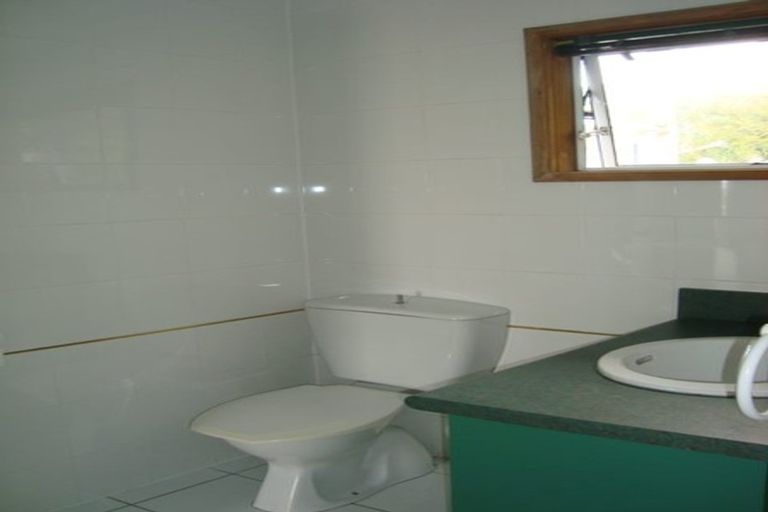 Photo of property in 635 Glenfield Road, Totara Vale, Auckland, 0629