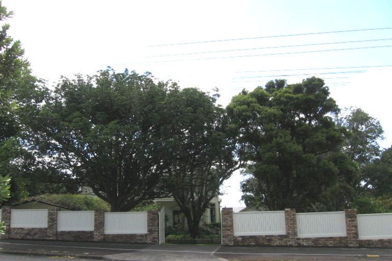 Photo of property in 122 Calliope Road, Stanley Point, Auckland, 0624